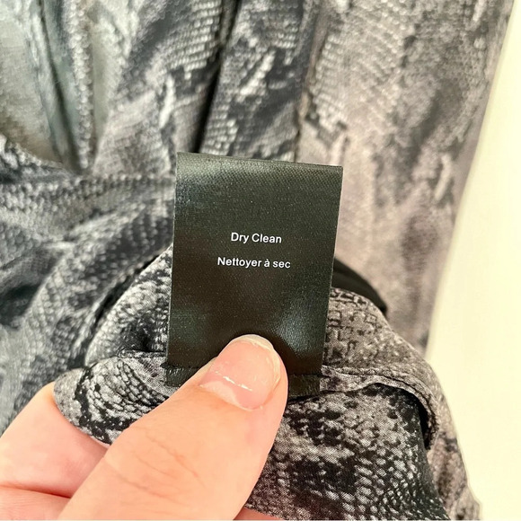 Aritzia Babaton Reptile Print 100% Silk Blouse Y2K Babydoll Size Medium - Picture 8 of 8